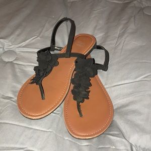 I am selling these black flats.